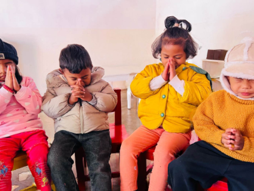 Grandir dans la foi : La prière au cœur de l’éducation à Yakira School